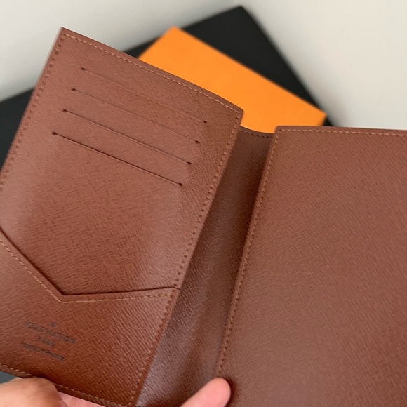 S0LD - LOUIS VUITTON PASSPORT HOLDER - Picture 4 of 5